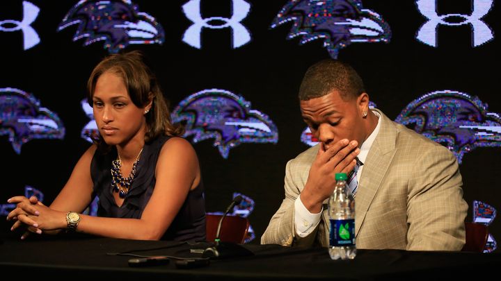 Le joueur des Baltimore Ravens Ray Rice en compagnie de sa femme, Janay Rice, lors d'une conf&eacute;rence de presse, le 23 mai 2014, &agrave;&nbsp;Owings Mills (Maryland).&nbsp; (ROB CARR / GETTY IMAGES NORTH AMERICA)