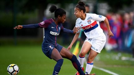 A gauche, Aminata Diallo, ancienne milieu de terrain du Paris-Saint-Germain, lors d'un match contre l'Olympique lyonnais en mai 2018. (FRANCK FIFE / AFP)