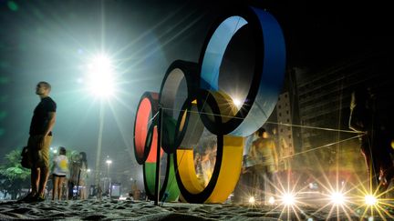 Les anneaux olympiques sur la plage de Copacabana à Rio (Brésil), le 1er août 2016. (LEON NEAL / AFP)