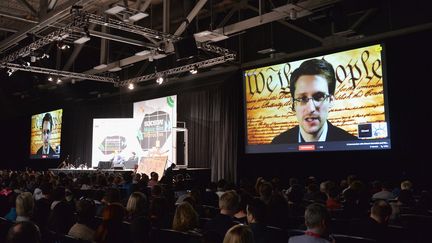 L'ancien informaticien de la NSA Edward Snowden intervenant depuis la Russie,&nbsp;lors d'une vid&eacute;o conf&eacute;rence, &agrave; Austin (Texas, Etats-Unis), le 10 mars 2014. (MICHAEL BUCKNER / GETTY IMAGES)