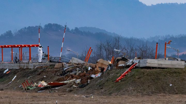 Le mur en béton armé endommagé après le crash aérien survenu à l'aéroport de Muan, le 29 décembre 2024. (CHRIS JUNG / NURPHOTO / AFP)