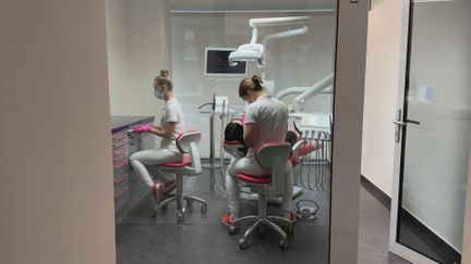 Alexandra, a 32-year-old dentist, in her office in Kyiv in January 2024.  (Maureen Mercier / RadioFrance)