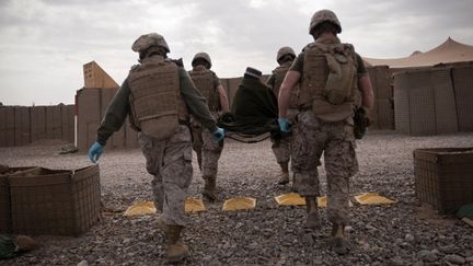 Un jeune Afghan, blessé à la poitrine, est transporté vers la base Edimbourg par la Shock Trauma Platoon, petite unité médicale mobile. (AFP PHOTO/ BEHROUZ MEHRI )