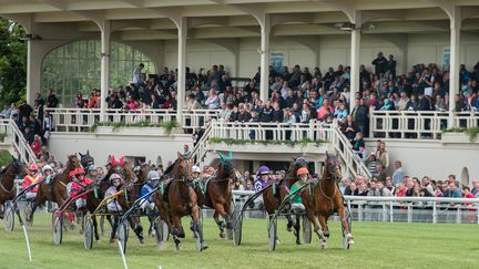 Une course hippique à l'hippodrome d'Arras, en 2015. (BONNIERE PASCAL / MAXPPP)