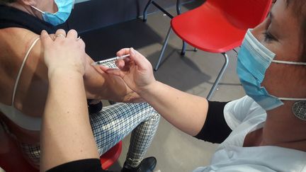 Une infirmière procède à une vaccination contre le Covid-19 à Nancy, le 28 juillet 2021. (LÉO LIMON / FRANCE-BLEU SUD LORRAINE)