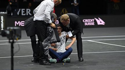 Un militant pour la protection du climat a mis le feu à son bras durant la rencontre de la Laver Cup de tennis, vendredi 23 septembre 2022 entre Stefanos Tsitsipas et Diego Schwartzman (GLYN KIRK / AFP)