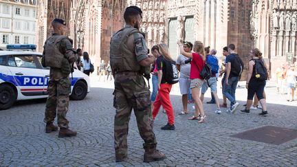 Des soldats patrouillent devant la cathédrale Notre-Dame-de-Paris, le 26 juillet 2016. (CLAUDE  TRUONG-NGOC / CITIZENSIDE / AFP)