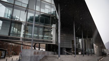 La cour d'assises de l'Isère, à Grenoble, où s'ouvre le procès de Nordahl Lelandais pour le meurtre de Maëlys, le 31 janvier 2022.&nbsp; (JEAN-PHILIPPE KSIAZEK / AFP)