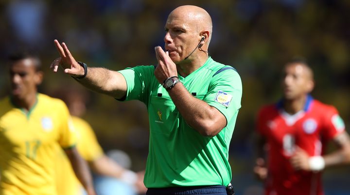 Howard Webb, le 28 juin 2014 au sifflet du match Br&eacute;sil-Chili, &agrave; l'Estadio Mineirao de Belo Horizonte (Br&eacute;sil). (ARI FERREIRA / AGÊNCIA LANCEPRESS! / AFP)