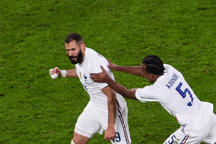 Karim Benzema félicité par Jules Koundé après son but contre la Belgique, le 7 octobre 2021 à Turin. (MASSIMO RANA / AFP)