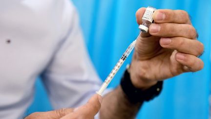 Un membre du personnel soignant prépare une dose de vaccin contre le Covid-19 développé par les laboratoires Pfizer et BioNTech, dans un centre à Marseille (Bouches-du-Rhône), le 19 avril 2021. (NICOLAS TUCAT / AFP)