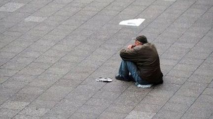 Un mendiant assis dans le centre de Berlin le 1er septembre 2010. (AFP - JOHANNES EISELE)