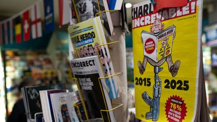 L'édition de Charlie Hebdo du 7 janvier 2025, dix ans après l'attentat qui a visé la rédaction du journal satirique. (MARTIN LELIEVRE / AFP)