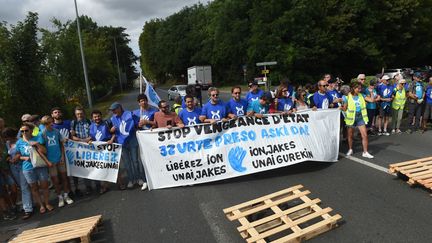 Des manifestants portent une banderole sur laquelle il est écrit "Stop vengeance d'Etat", le 23 juillet 2022. (GAIZKA IROZ / AFP)