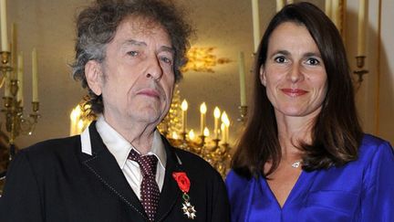 Bob Dylan, sa médaille de la Légion d'honneur et la ministre de la Culture Aurélie Filippetti, à Paris (13 novembre 2013)
 (Didier Plowy / MCC / EPA / MaxPPP)