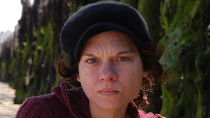 L'écrivaine turque,  Asli Erdogan, chroniqueuse au journal pro-Kurde Özgür Gündem, ici photographiée en 2005, risque une peine de prison à perpétuité. (Ulf Andersen/Aurimages/AFP)