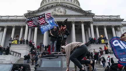 Des militants pro-Trump manifestent devant le Capitole, mercredi 6 janvier 2021. (ALEX EDELMAN / AFP)
