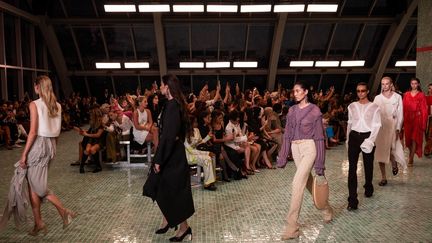 Des mannequins défilent pour Tory Burch lors de la Fashion Week de New York, le 9 septembre 2024. (YUKI IWAMURA / AFP)