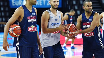 Nicolas Batum et Evan Fournier durant l'Euro 2015 (PASCAL GUYOT / AFP)