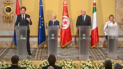 Le Premier ministre néerlandais Mark Rutte (gauche), la présidente de la Commission européenne Ursula von der Leyen, le président de la Tunisie Kais Saied, et la cheffe du gouvernement italien Georgia Meloni, à Tunis (Tunisie), le 16 juillet 2023. (AFP)