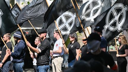 Des manifestants d'ultradroite dans les rues du 6e arrondissement de Paris, le 9 mai 2024. (HENRIQUE CAMPOS / HANS LUCAS via AFP)