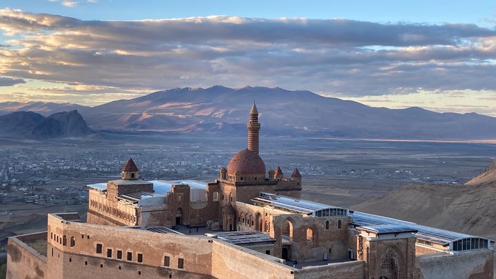 Notre baroudeuse est allée à Ishak Pasa pour visiter le palais du 17° siècle. Il se trouve sur l'ancienne route de la soie, à une trentaine de kilomètres de la frontière iranienne. (JULIE GANDALINI)