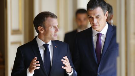 Emmanuel Macron et le Premier ministre espagnol, Pedro Sanchez, samedi 23 juin 2018 au palais de l'Elysée. (THIBAULT CAMUS / AFP)