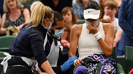 Emma Raducanu a abandonné lors des 8es de finale de Wimbledon face à Ajla Tomljanovic, lundi 5 juillet 2021. (BEN STANSALL / AFP)