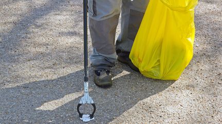  (Détritus ramassé dans une rue - photo pretexte © Fotolia)