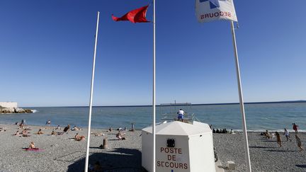 Le drapeau rouge dress&eacute; sur la plage de Nice (Alpes-Maritimes), le 29 juillet 2013. (VALERY HACHE / AFP)