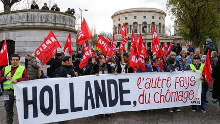 Des membres d'une association pour l'emploi manifestent non loin de la porte de la Villette &agrave; Paris, samedi 6 d&eacute;cembre, o&ugrave; se tiennent les Etats g&eacute;n&eacute;raux du Parti socialiste. (MICHEL STOUPAK / CITIZENSIDE.COM / AFP)