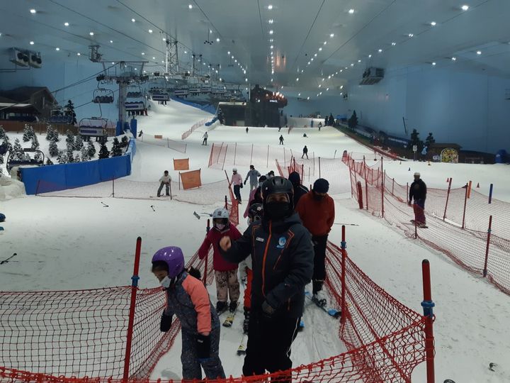 Ski Dubaï, station de ski couverte, au sein d'un immense Mall de Dubaï. (JEROME JADOT / RADIO FRANCE)