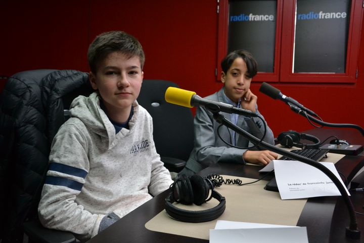 Au micro de franceinfo junior, Axel, Fayçal et leurs camarades ont posé des questions sur les volcans. (ESTELLE FAURE / FRANCEINFO - RADIOFRANCE)