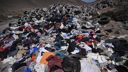 Collines de vêtements en provenance des États-Unis, d'Asie et d'Europe, dans le désert d'Atacama, au nord du Chili, le 11 novembre 2022. (MARTIN BERNETTI / AFP)