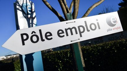 Un panneau Pole emploi, à Montpellier. (PASCAL GUYOT / AFP)