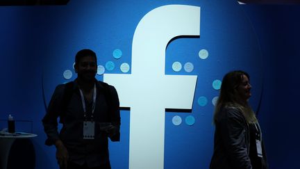 Le logo de Facebook lors d'une conférence à San Jose, en Californie (Etats-Unis), le 30 avril 2019. (JUSTIN SULLIVAN / GETTY IMAGES NORTH AMERICA / AFP)