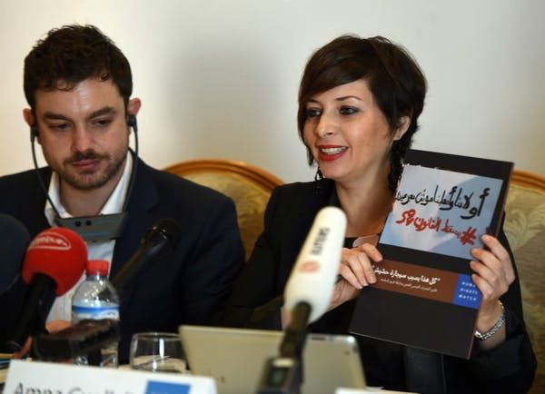 La directrice du bureau tunisien de Human Rights Watch, Amna Guellali, présente un document de 33 pages rédigé par son ONG pour dénoncer les effets de la loi draconienne de répression de la consommation de drogue. 2&nbsp;février 2016, Tunis.  (Fathi Belaid/AFP)