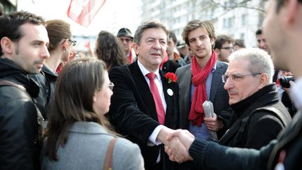 Andréa Kotarac (avec l'écharpe rouge), aux côtés de Jean-Luc Mélenchon, venu le soutenir lors de la campagne des municipales, le 14 mars 2014 à Lyon. (MAXPPP)