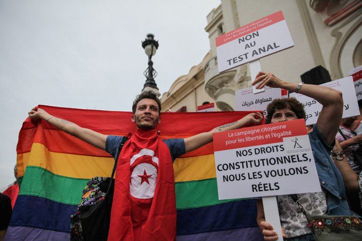 Tunis, le 13 août 2018. Manifestant arborant les drapeaux tunisien et arc-en-ciel (LGBT) lors d'une manifestation de soutien au projet de loi du président Essebsi. (CHEDLY BEN IBRAHIM / NURPHOTO)