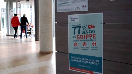 Une affiche de prévention contre la grippe à l'hôpital de Perpignan (Pyrénées-Orientales), le 13 janvier 2017. (MAXPPP)