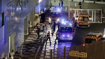 Des secours arrivent avec des blessés à l'hôpital Pasteur à Nice après l'attaque qui a fait au moins soixante morts sur la Promenade des Anglaus, le 15 juillet 2016. (NICE MATIN / MAXPPP)