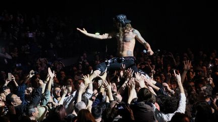 Frah, chanteur de Shaka Ponk, surfe sur la foule au Dôme de Marseille (9 février 2018)
 (Julie Gazzoti / CrowdSpark / AFP)