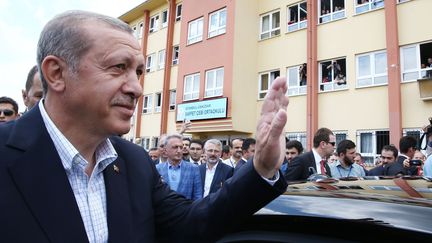 Le pr&eacute;sident turc, Recep Tayyip Erdogan, salue la foule, &agrave; Istanbul (Turquie), le 7 juin 2015. (YASIN BULBUL / AFP)