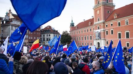 Des Polonais pro-européens manifestent contre la décision de la cour constitutionnelle polonaise de remettre en cause la primauté du droit européen, le 10 octobre à Varsovie (Pologne). (PIOTR LAPINSKI / NURPHOTO / AFP)