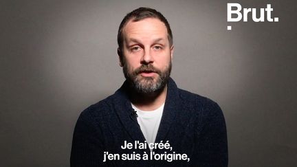 À l’origine du logo "Je suis Charlie", Joachim Roncin a très vite été dépassé par le succès de son slogan. Brut l’a rencontré. (BRUT)