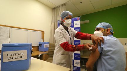 Un homme participe à un exercice de simulation&nbsp;en vue&nbsp;de la campagne de vaccination contre le Covid-19, le 2 janvier 2021, en Inde. (VISHAL BHATNAGAR / NURPHOTO / AFP)