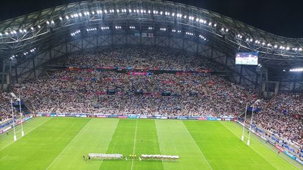 La tribune Ganay, en face sur la photo, avec de nombreux sièges vacants au moment des hymnes du match Angleterre-Argentine, le 9 septembre 2023 au stade Vélodrome de Marseille. (Elio Bono/Franceinfo: sport)