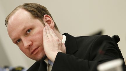 Anders Behring Breivik durant son proc&egrave;s &agrave; Oslo (Norv&egrave;ge) le 22 juin 2012. (HEIKO JUNGE / AFP)