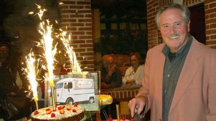 Une précédente fête pour "Louis la Brocante" au Jardin d'acclimatation, à Boulogne : le 1er juin 2004, Victor Lanoux fêtait le succès de la série et la fin de tournage du 20e épisode, en présence de l'équipe et d'amis.
 (Lydie / Sipa)