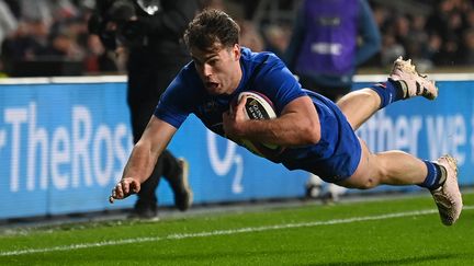 Damian Penaud marquant un essai lors de la victoire du XV de France contre les Anglais à Twickenham le 11 mars 2023. (GLYN KIRK / AFP)